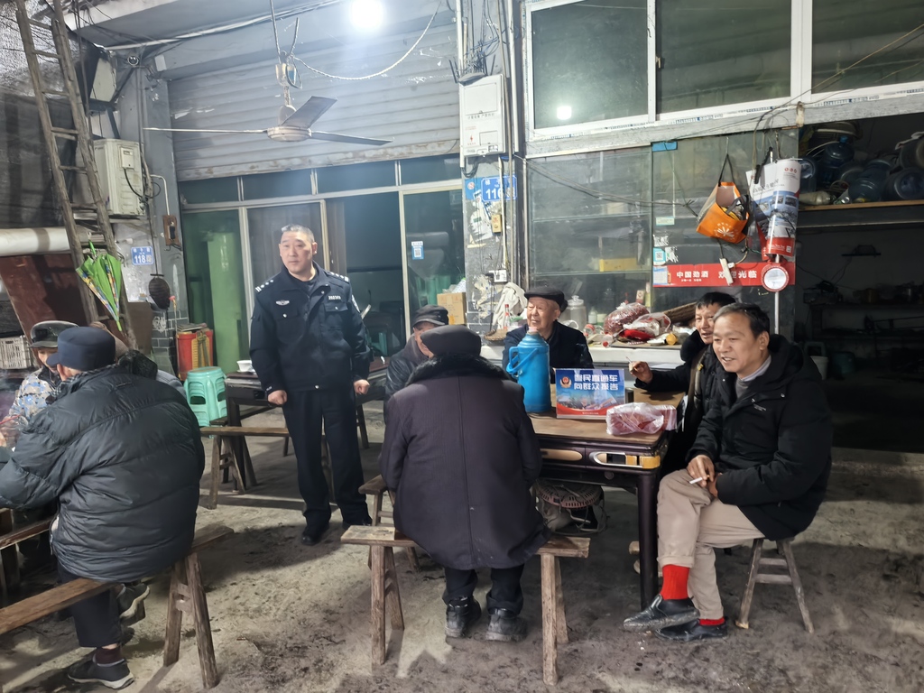 2025年2月12日吴滩派出所民警在金子村向群众报告