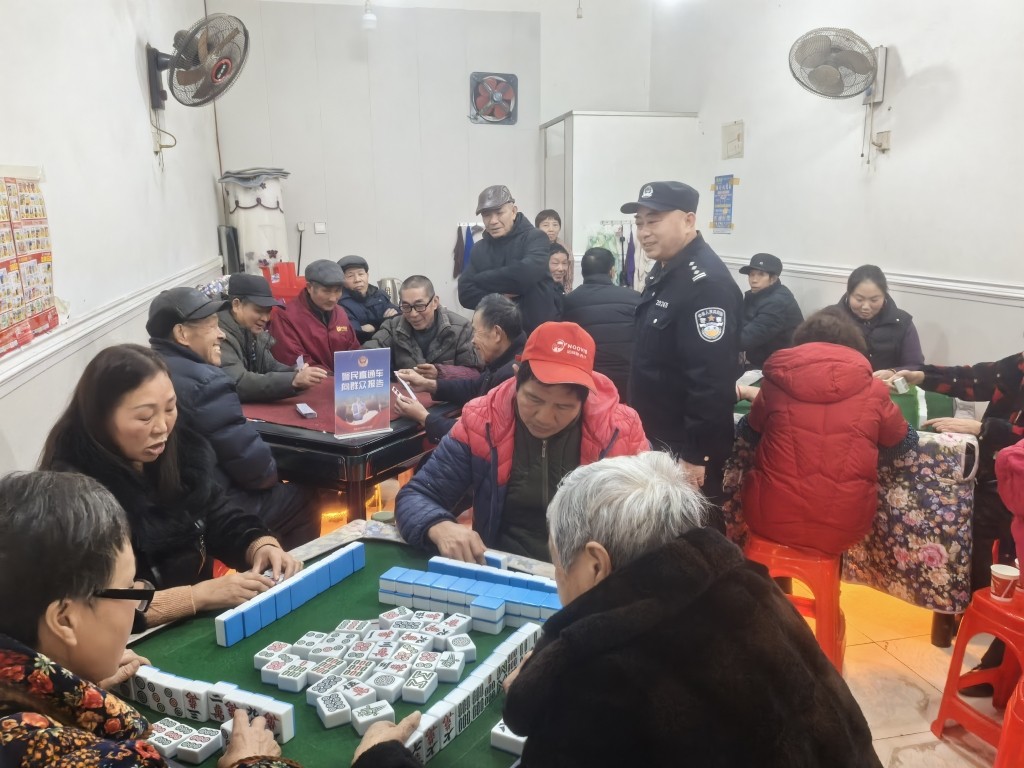2025年2月12日社区民警吴地兵在朱羊寺村向群众报告