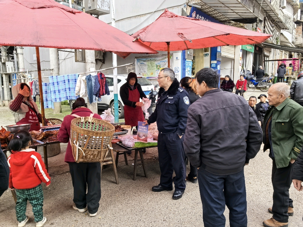2月10日李市派出所在大桥村向群众报告