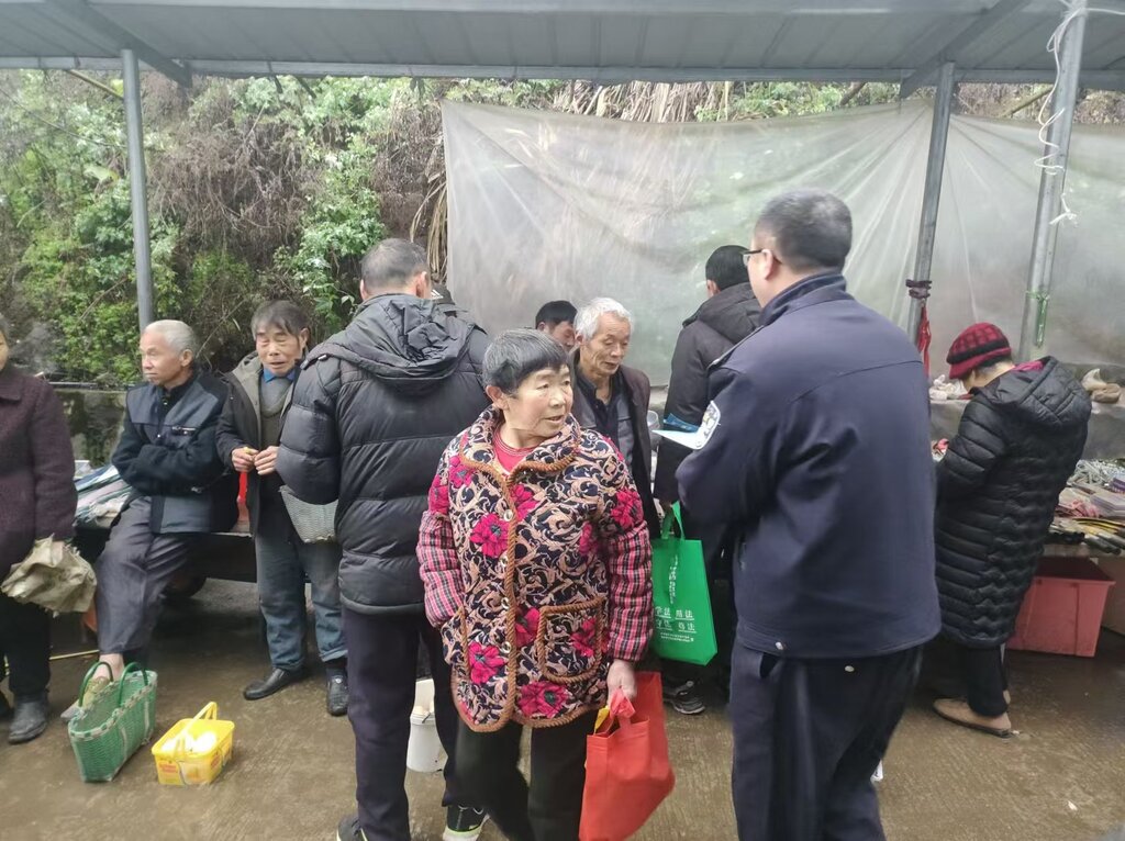 2025年2月13日民警在笋溪村向群众作报告