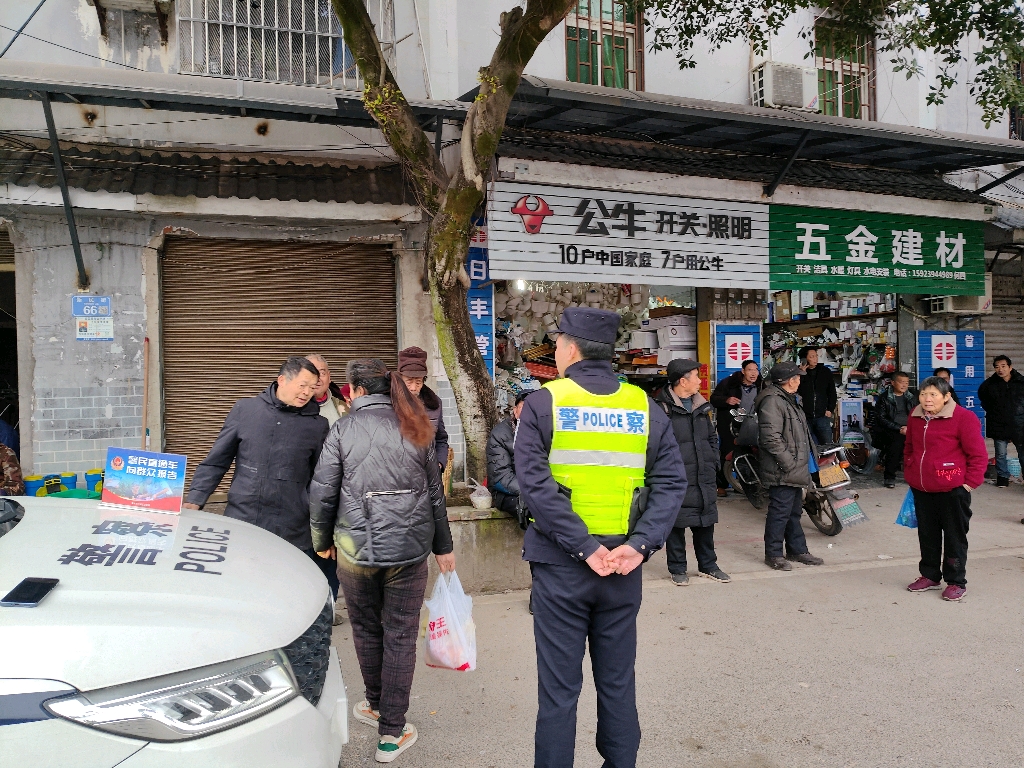 2025年2月12日吴滩派出所民警在平安村向群众报告2