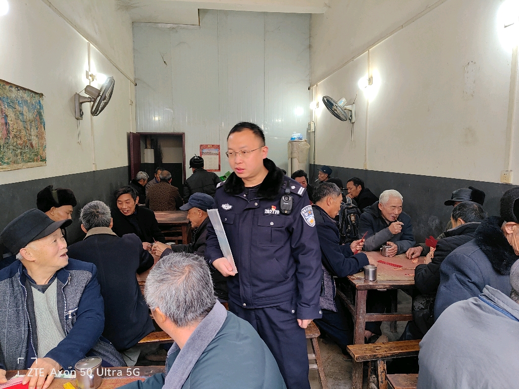 2月12日李市派出所民警在牌坊村向群众报告