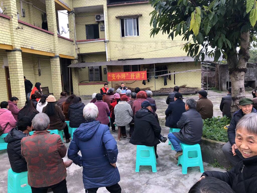 2025年2月11日支坪派出所民警在花铺社区向群众报告