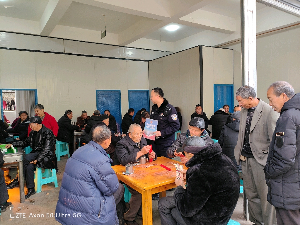2月12日李市派出所民警在沙埂村向群众报告