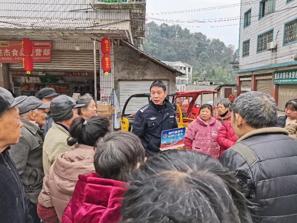 2月11日先锋派出所民警到大湾村向群众汇报