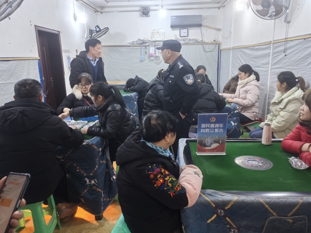 2025年2月12日社区民警吴地兵在梁家村向群众报告