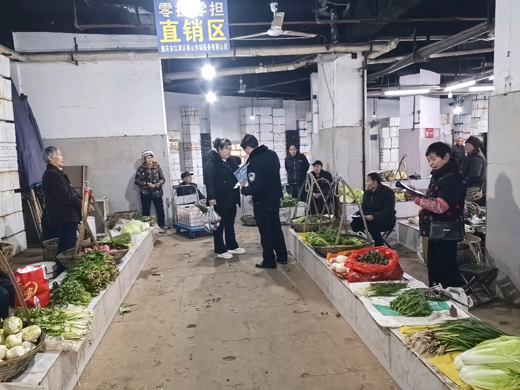 2月10日李市派出所民警向林家嘴群众报告。