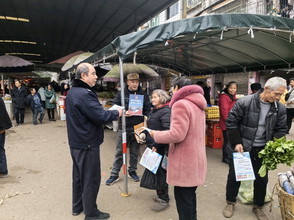 2月11日李市派出所在龙吟村向群众报告