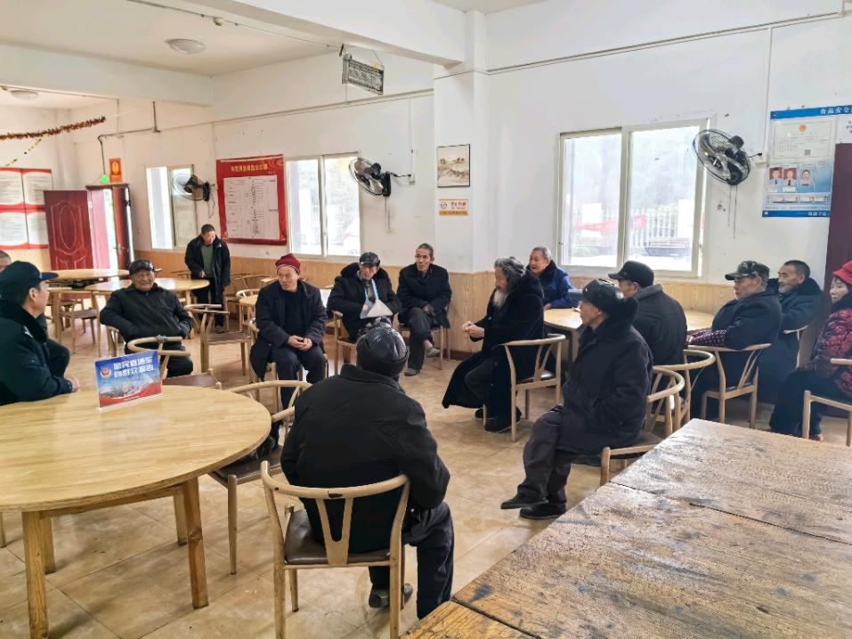 2025年02月10日贾嗣派出所民警在贾嗣镇龙山村向群众报告照片