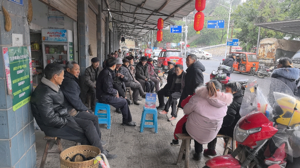 2025年2月13日西湖派出所民警在黄泥社区向群众报告