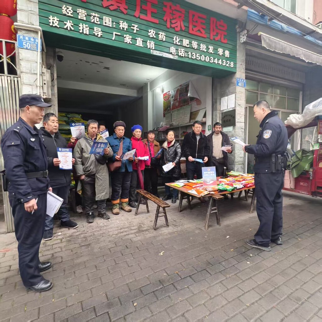 2025年2月13日中山所三合社区民警刁太平在三合社区向群众报告