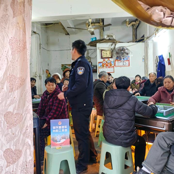2月13日先锋派出所民警到香草村向群众汇报