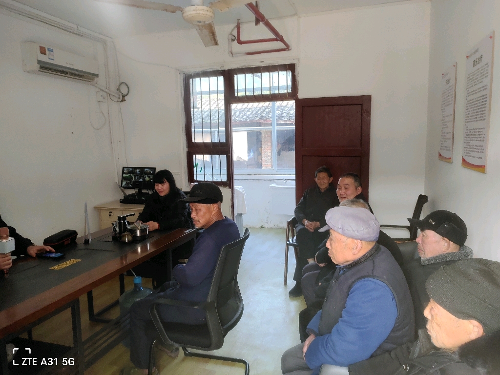2月10日永兴派出所社区民警在万狮桥村向群众报告 (2)
