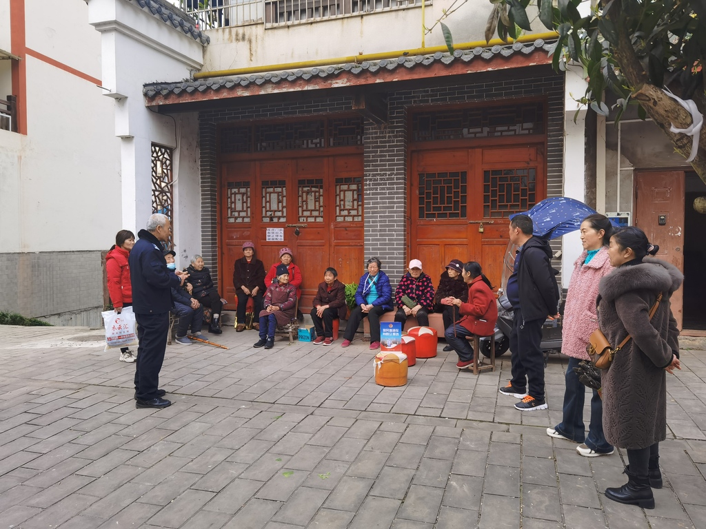 2月11日白沙分局民警在东山社区向群众报告