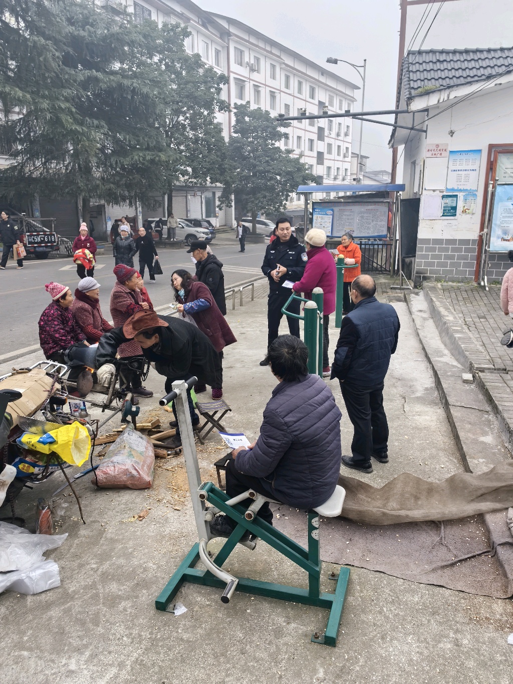 2025年2月12日四面山派出所民警在马家坪村向群众报告1