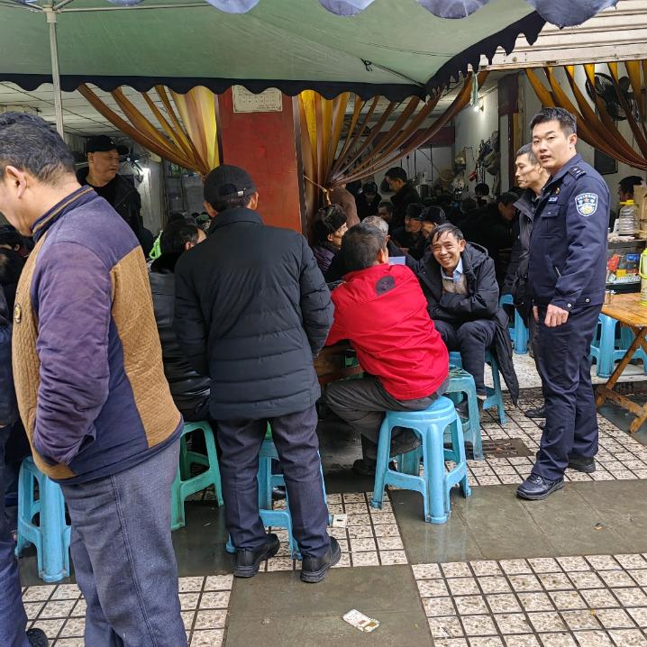 2月13日先锋派出所民警到夹滩社区向群众汇报