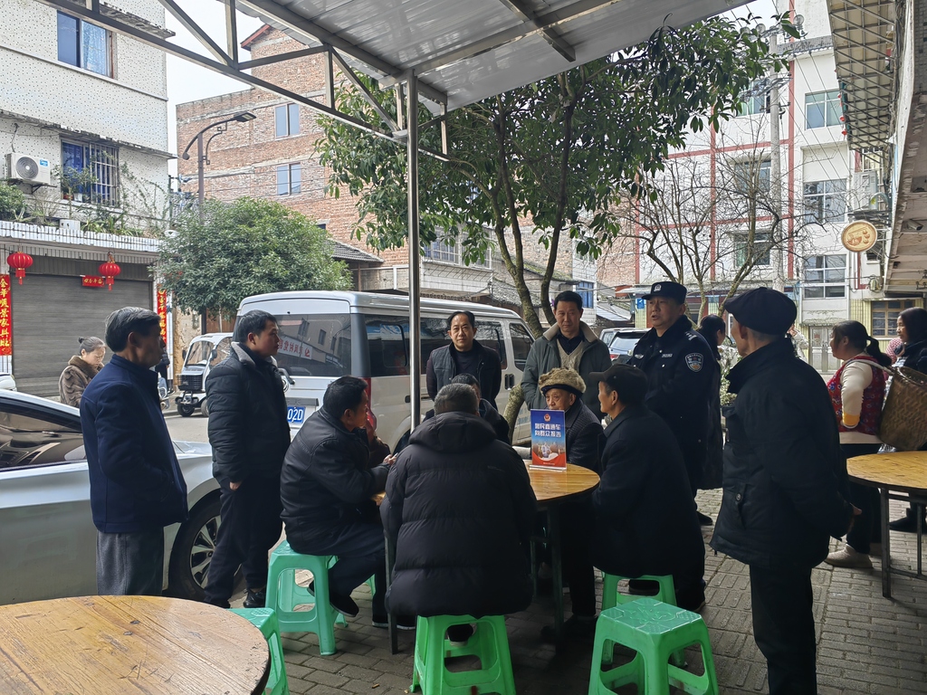 2025年2月11日四面山派出所民警在龙潭湖社区向群众报告1