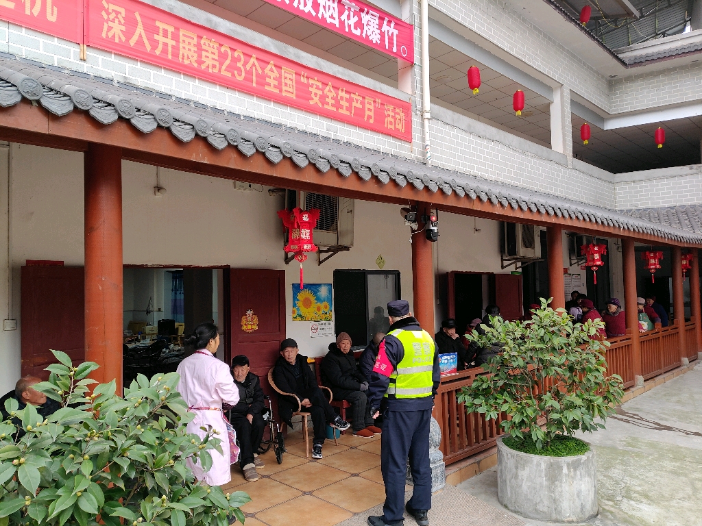 2025年2月12日吴滩派出所民警在邢家村向群众报告