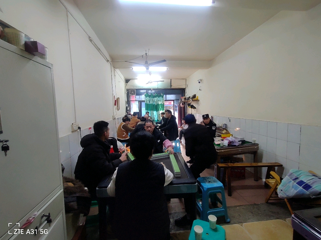2月10日永兴派出所社区民警在新桥社区向群众报告 (2)