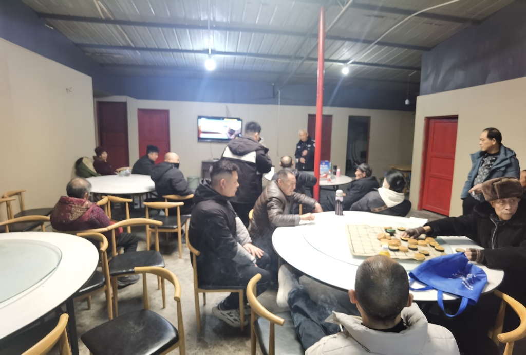 2月11日白沙分局民警在朝天咀社区向群众报告