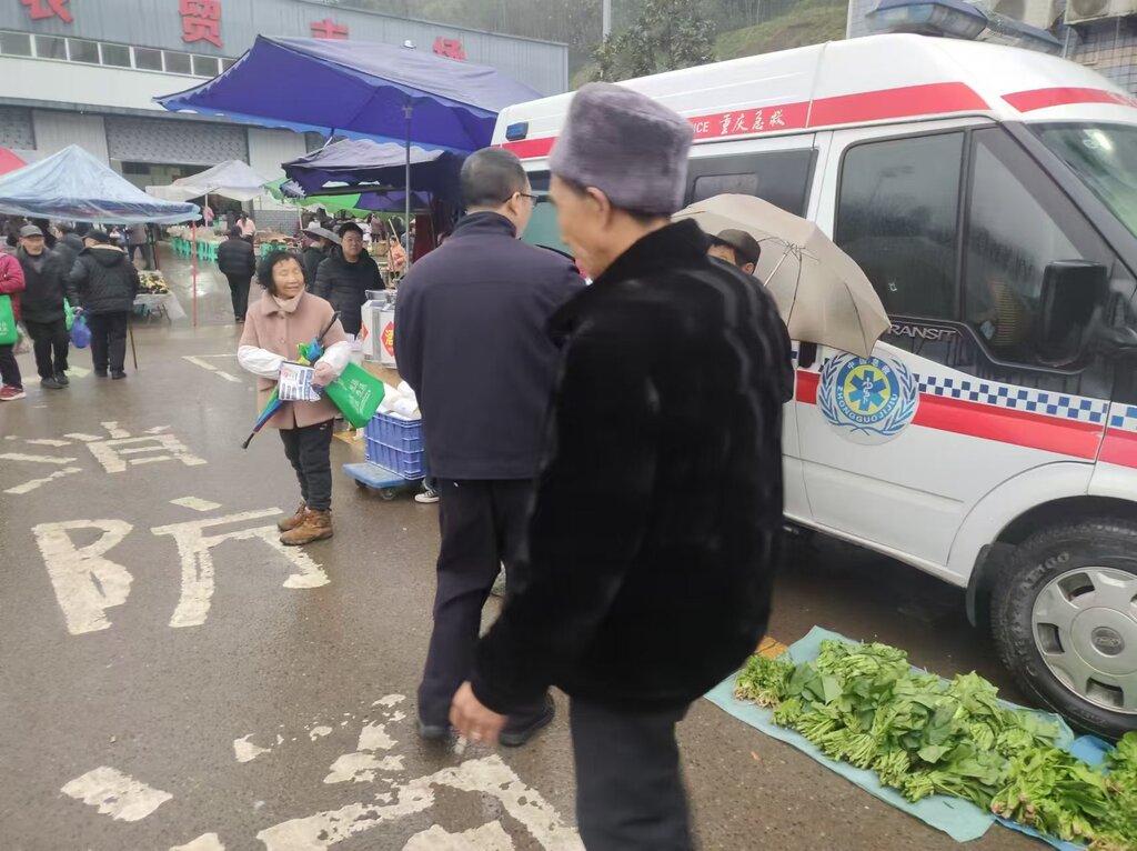 2025年2月13日民警在大垭村向群众作报告