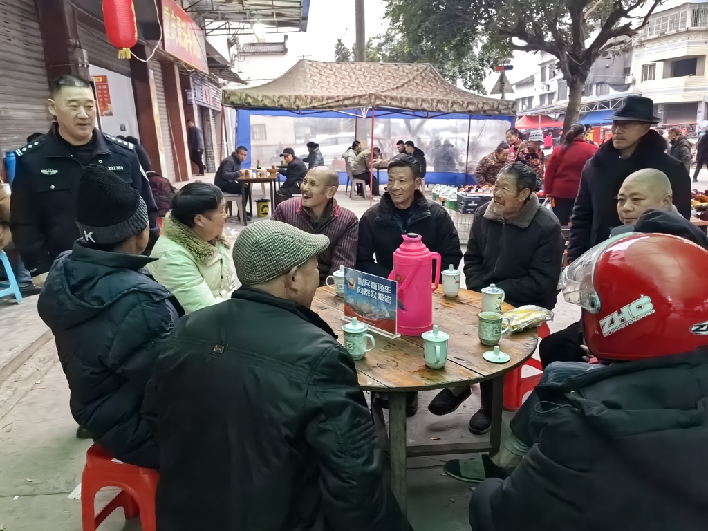 2025年2月12日吴滩派出所民警在郎家村向群众报告