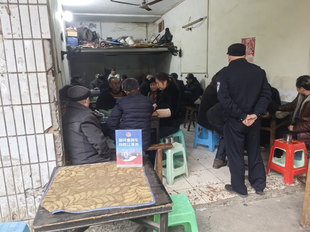 2025年2月12日社区民警吴地兵在龙门社区向群众报告