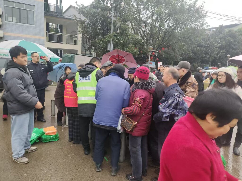 2025年2月13日民警在铜鼓村向群众作报告