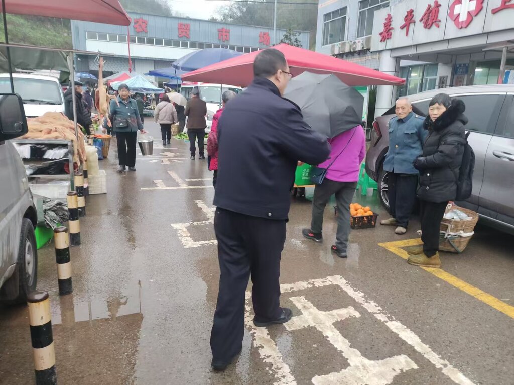 2025年2月13日民警在天水向群众作报告