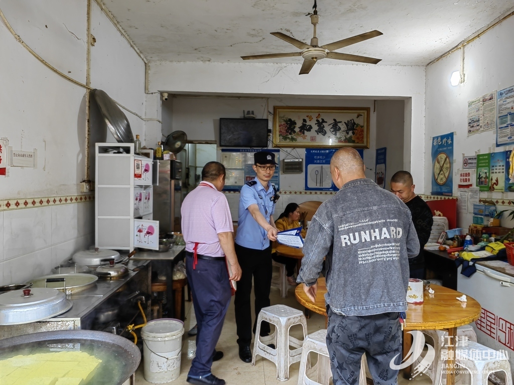嘉平派出所民警向群众发放反诈传单