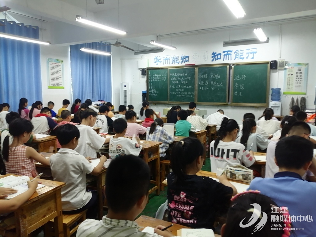 学生在炎炎夏日中享受学习的安静清凉
