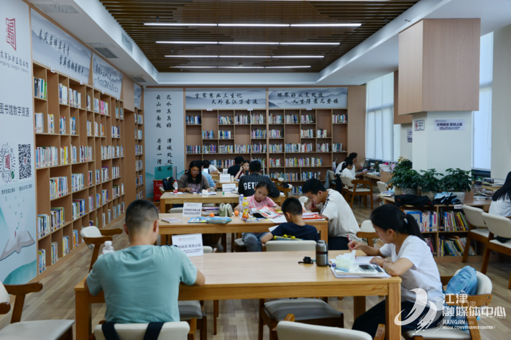 市民在图书馆学习 记者 李江 摄