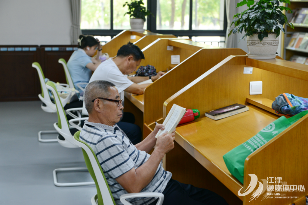 市民在老年阅览区阅读 记者 李江 摄