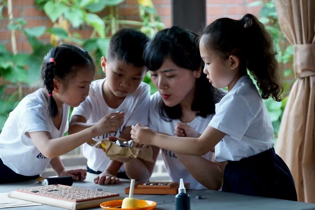 师幼共同体验四大发明之一“造纸术”