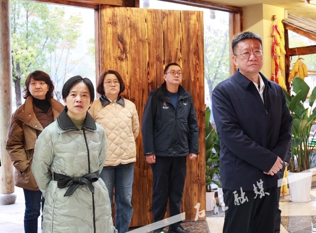 参观鲁渝协作电商直播基地