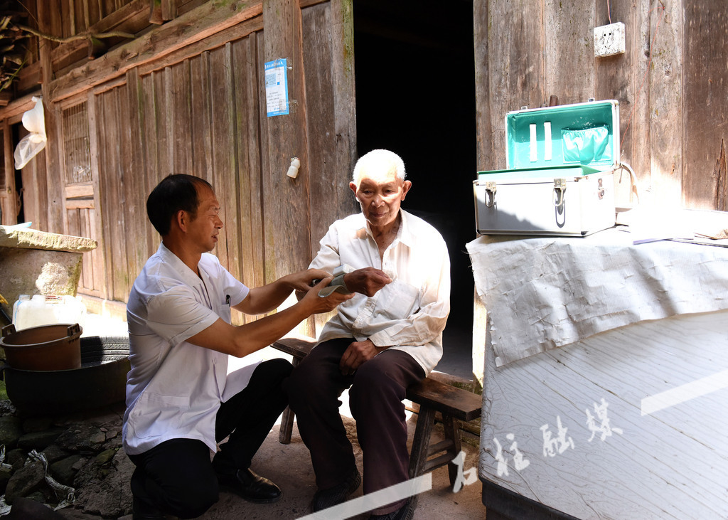 黃鳳(左）入戶為老人就診