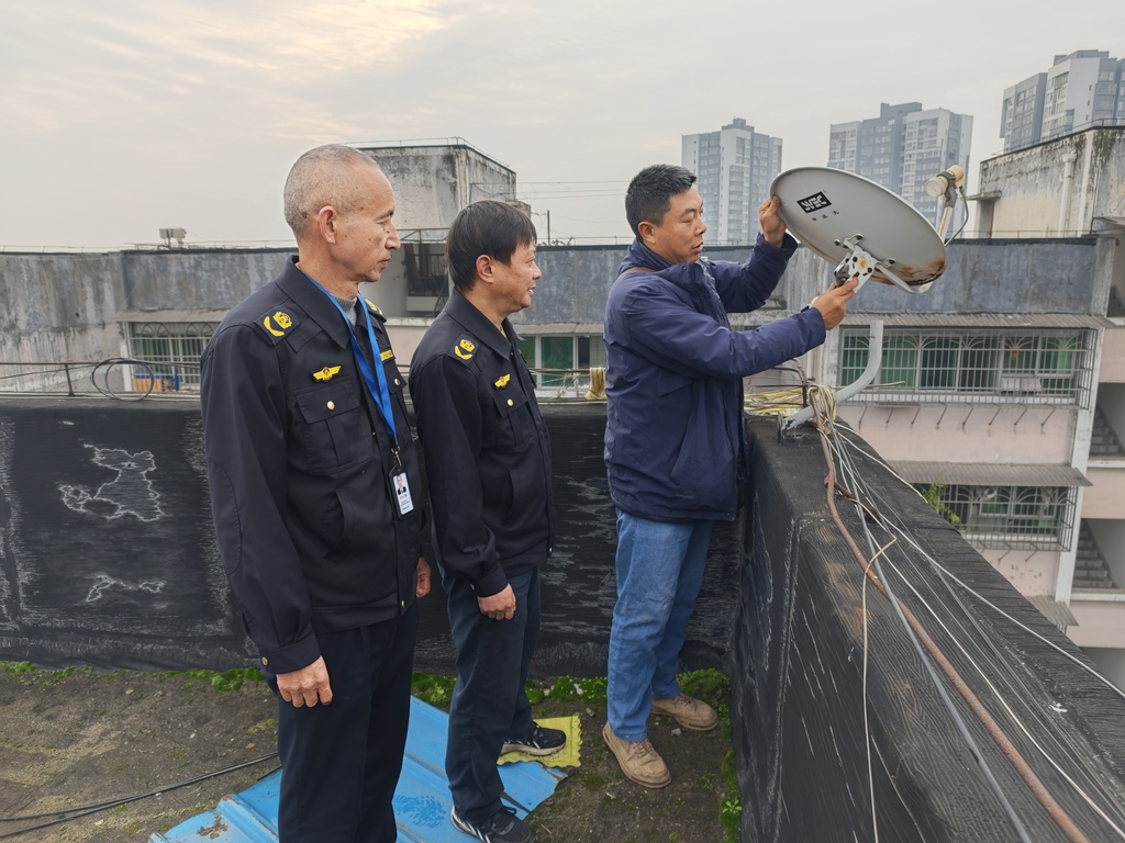 多部门联合执法 揪下非法“小耳朵”