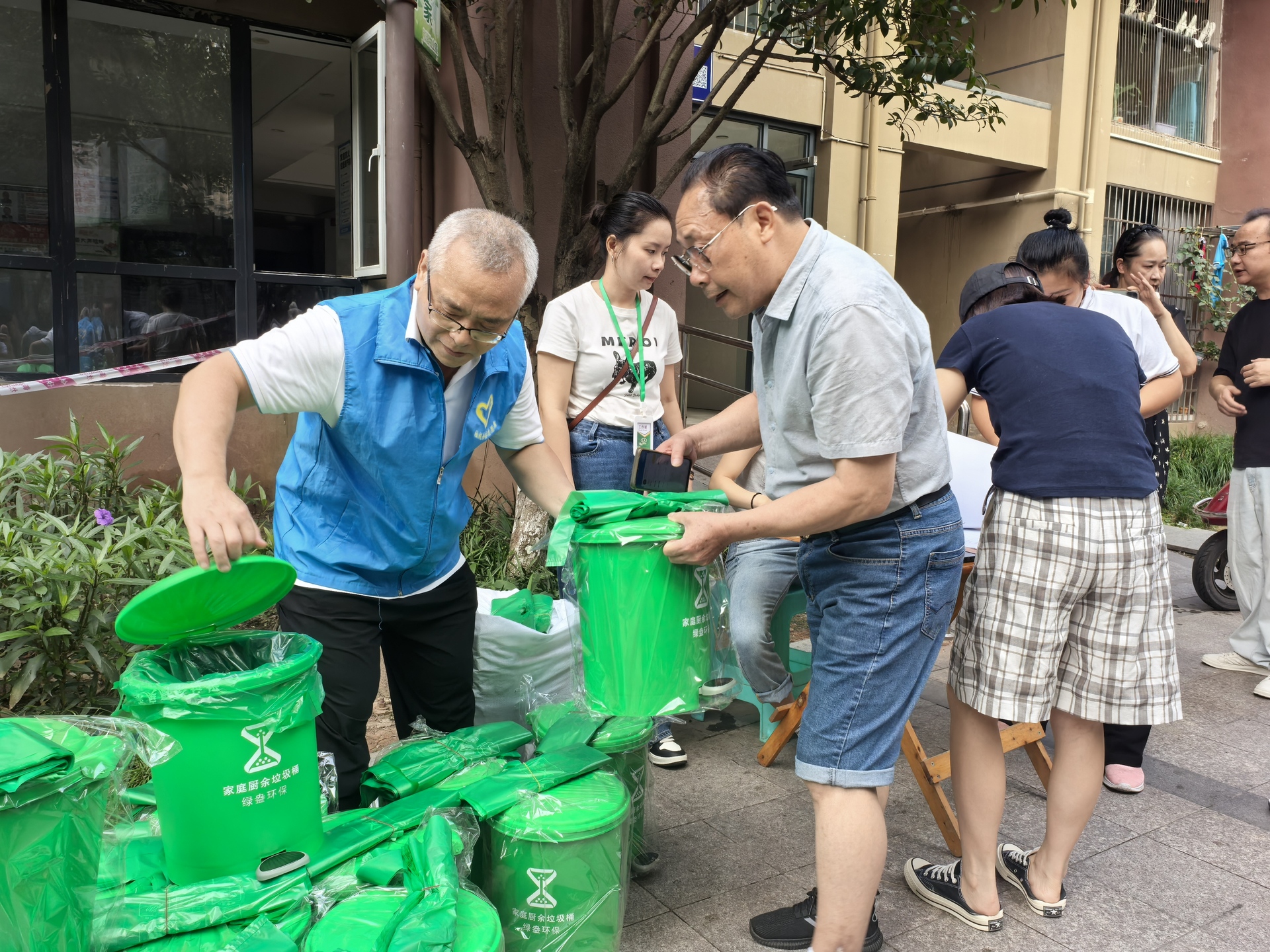 全区首个厨余垃圾分类示范小区启动