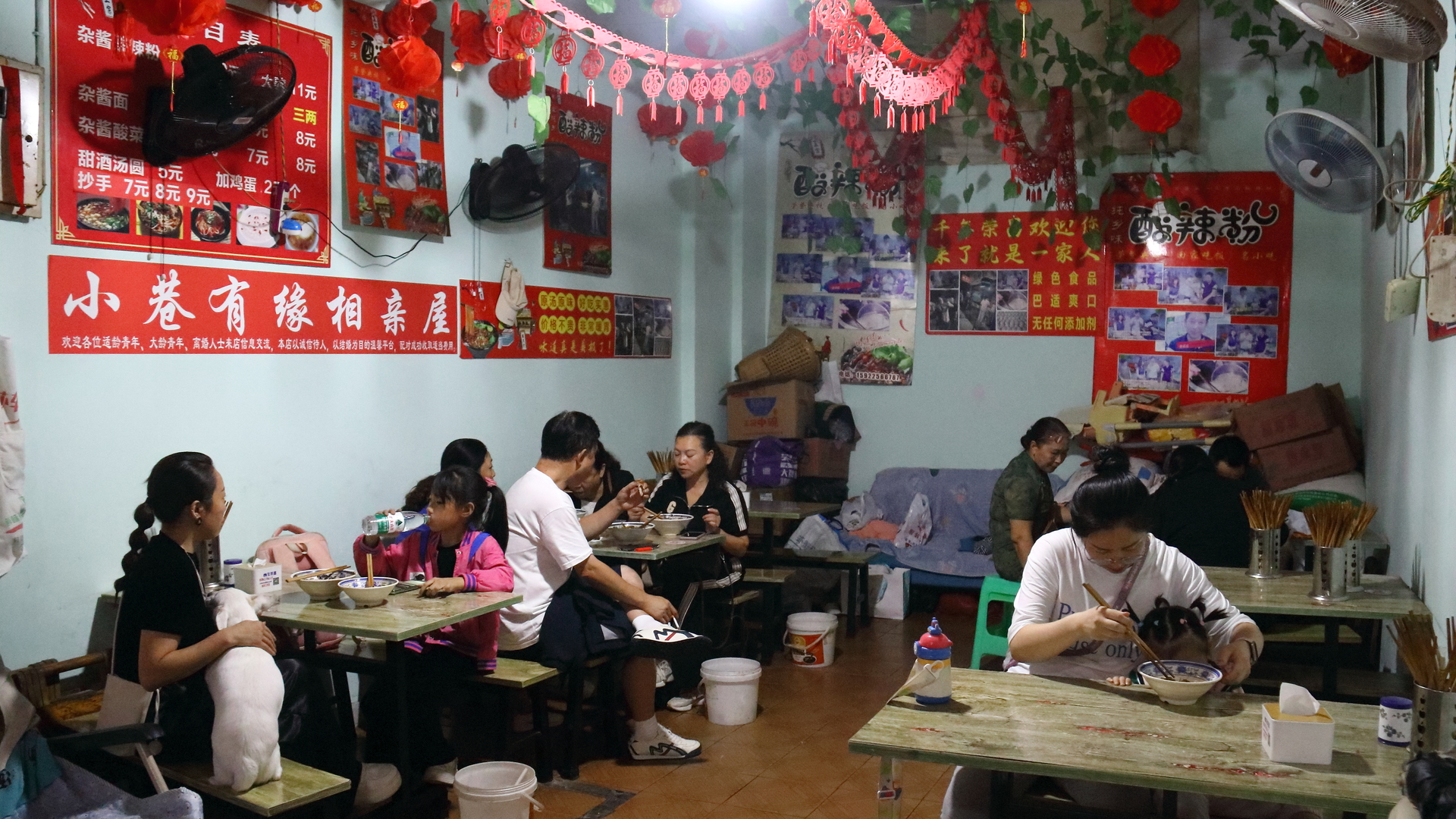 【小店的城市烟火】那碗粉里,不止酸辣与鲜香