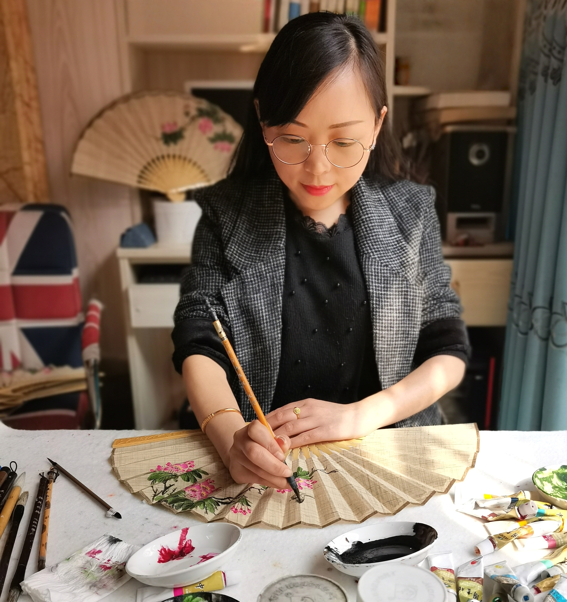 【荣昌区残疾人事业发展】小身躯,大梦想!她用折扇丹青点亮人生之光