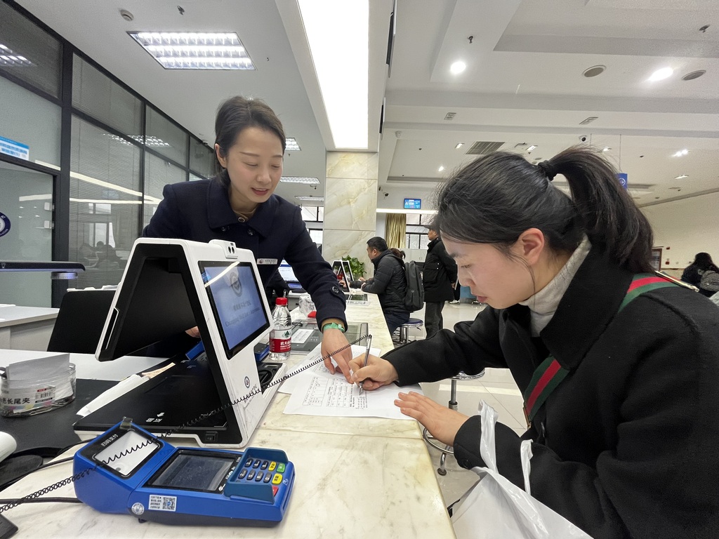 区政务服务中心不动产登记中心综合受理工作人员郑兰：  以行动为“笔” 勾勒温情服务