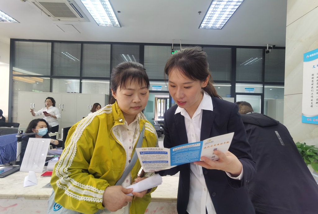 人社窗口的微笑服务之星 ——记区政务服务中心人社窗口养老待遇科科长魏杰