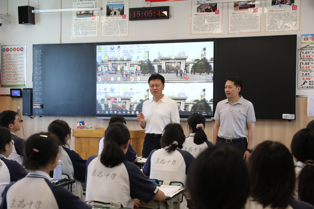 高洪波检查高考考点并慰问高三学子