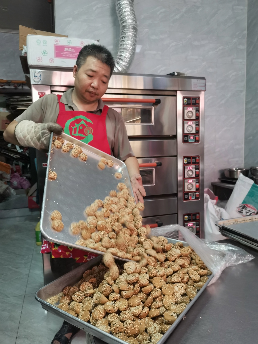 【“小个体”迸发“大能量”】一块小麻饼香飘八方 ——记万灵镇小卢麻饼负责人卢智荣