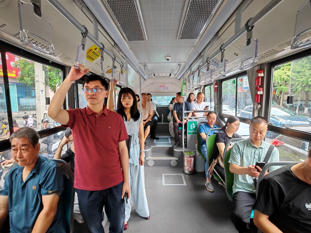 商会一条建议 部门靶向破题  荣隆园区开通“暖心班车”惠企便民