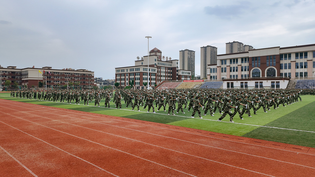南开荣中举行国防教育结营暨少先队建队仪式