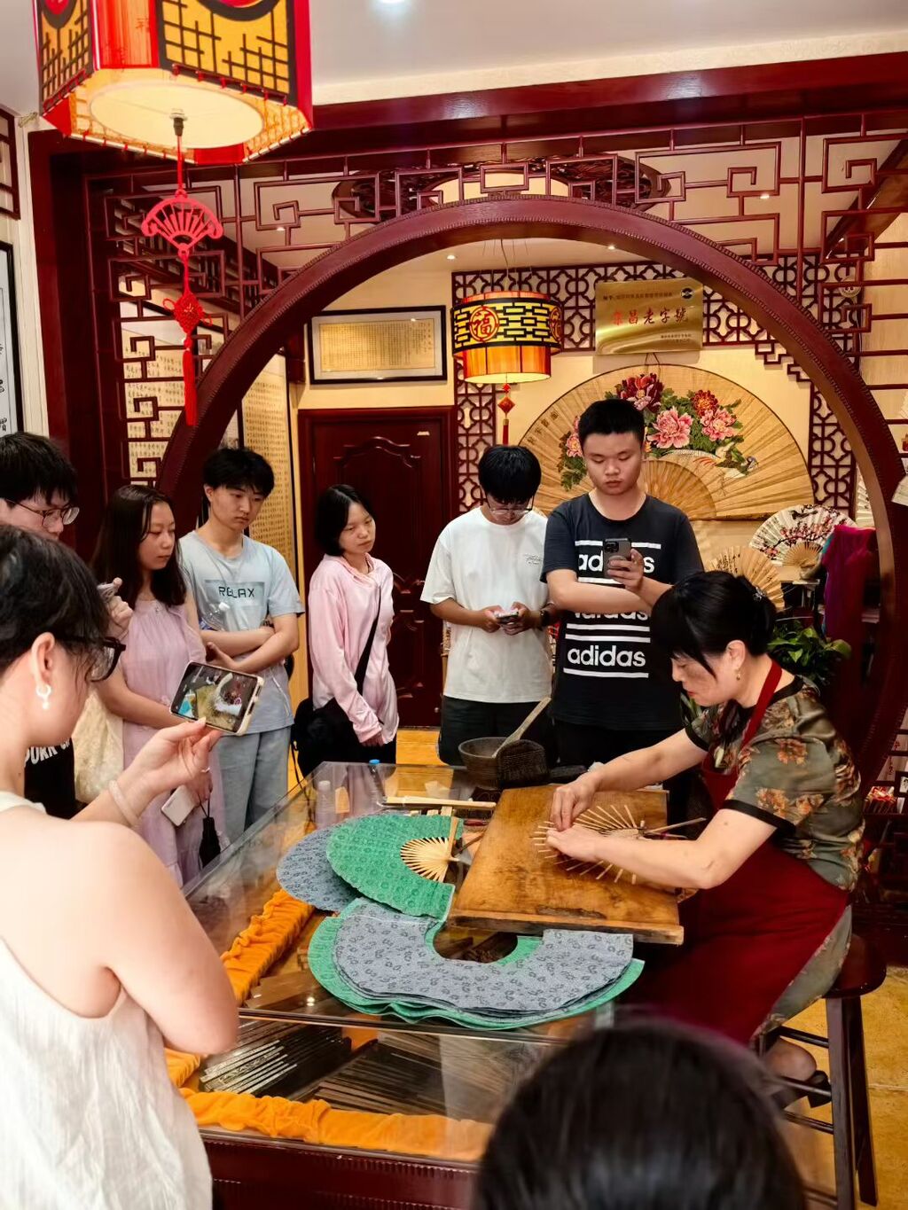 大学生参观折扇制作