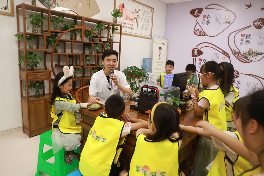 30名学童体验中医文化