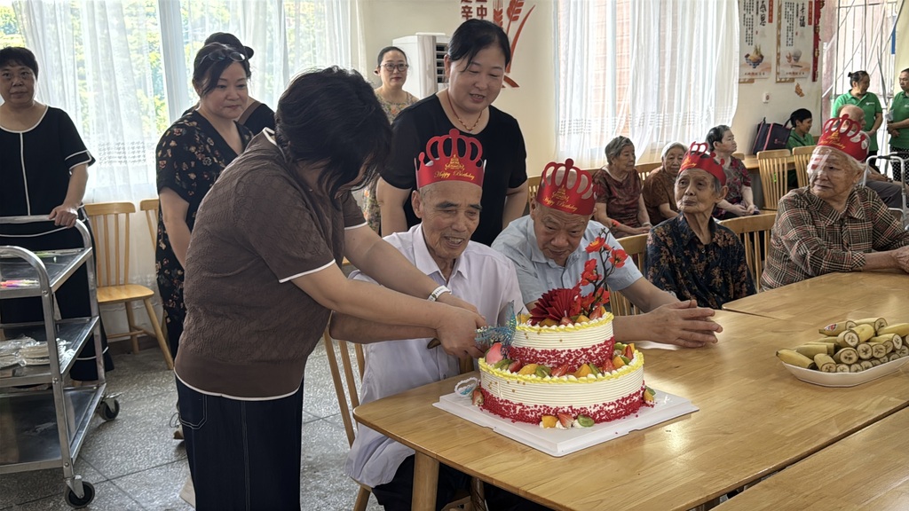 养老院响起生日歌