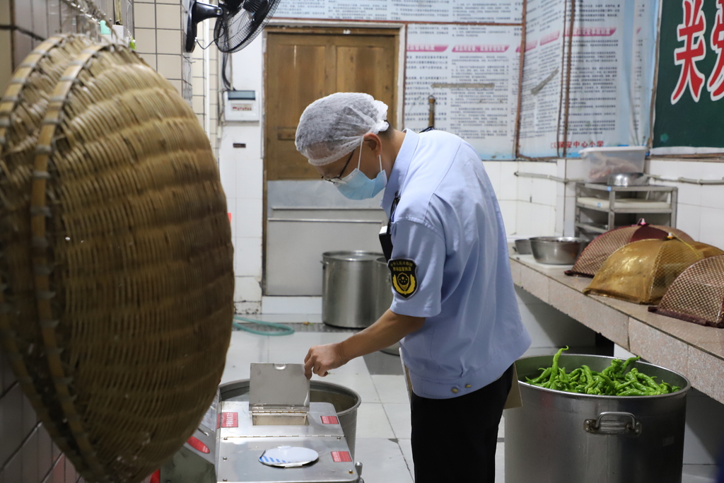 部门镇街齐发力 筑牢校园安全防线